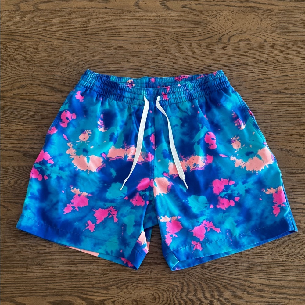 Chubbies Men’s Tie-Dye Swim/Performance Trunks – Size Small (5.5” Inseam)